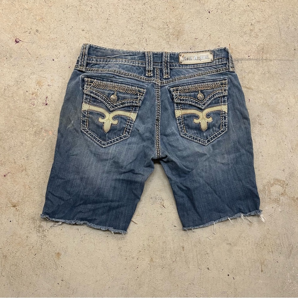 VTG 2000s Rock Revival Y2K Denim Embroidered Shorts Women’s 32 Light Wash